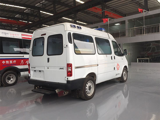 國(guó)六江鈴特順短軸中頂救護(hù)車(chē)