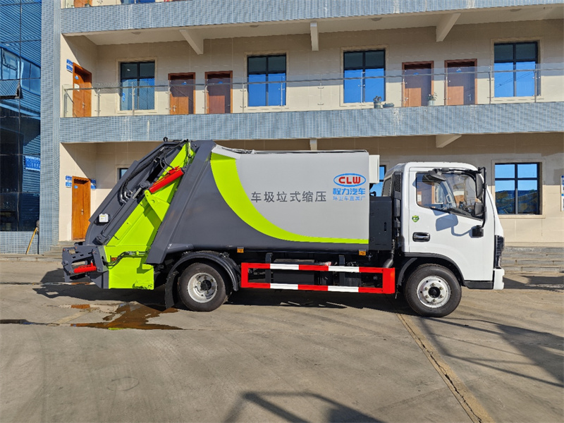 7方東風(fēng)東風(fēng)多利卡壓縮垃圾車(chē)